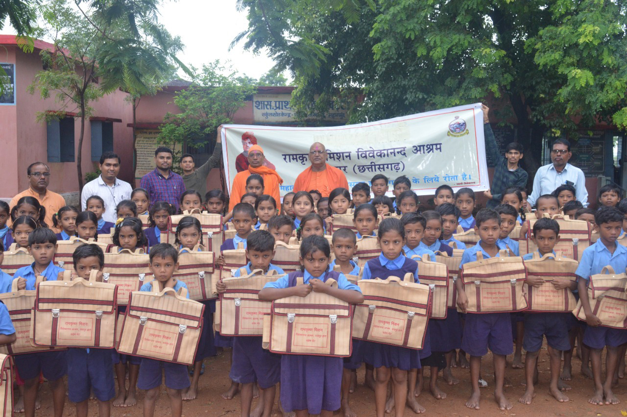  media for रामकृष्ण मिशन आश्रम रायपुर द्वारा आज दिनांक 6 जुलाई 2022 को जिला महासमुंद के पटेवा ब्लॉक के शासकीय प्राथमिक शाला पताईमाता , खट्टा, कोकड़ी, रामखेड़ा, पटेवा । शासकीय मिडिल स्कूल पटेवा, खट्टा, रामखेड़ा एवं शासकीय हाई स्कूल खट्टा (9 स्कूलों) के बच्चों को शैक्षणिक सहयोग मे 500 बैग, 1000 कॉपी, 500 स्केल, 500 पेंसिल, रबड़ और कटर वितरण किया गया।